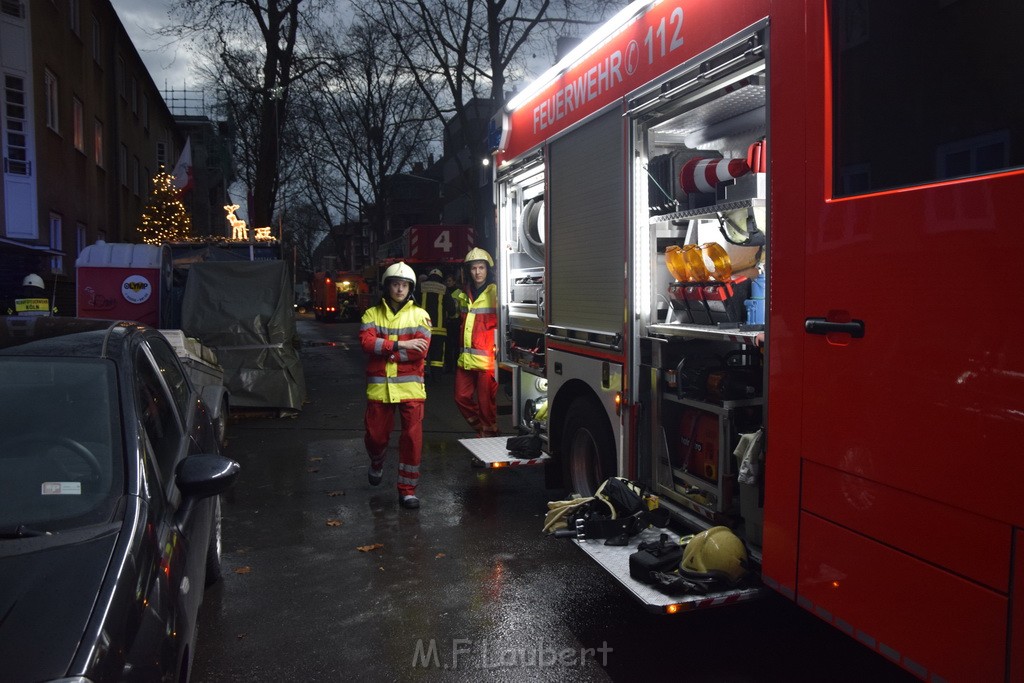 Feuer 2 Y durch Weihnachtsbaum  Koeln Ehrenfeld Alpenerstr P25.JPG - Miklos Laubert